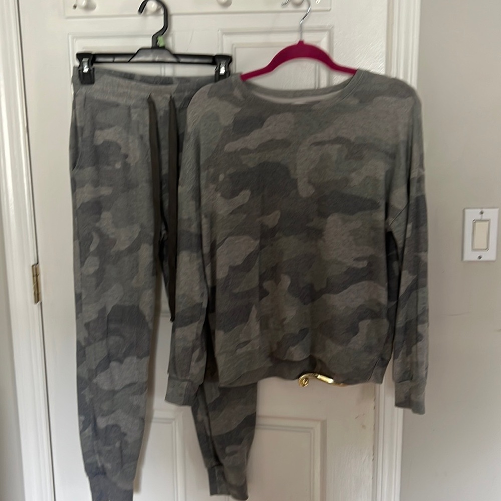Sun dry casual lounge wear size 2 top and size 1 pant. Washed camflague look!